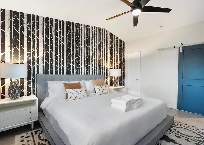 Closest Walk To Old Town, Entertainment District Holiday home *