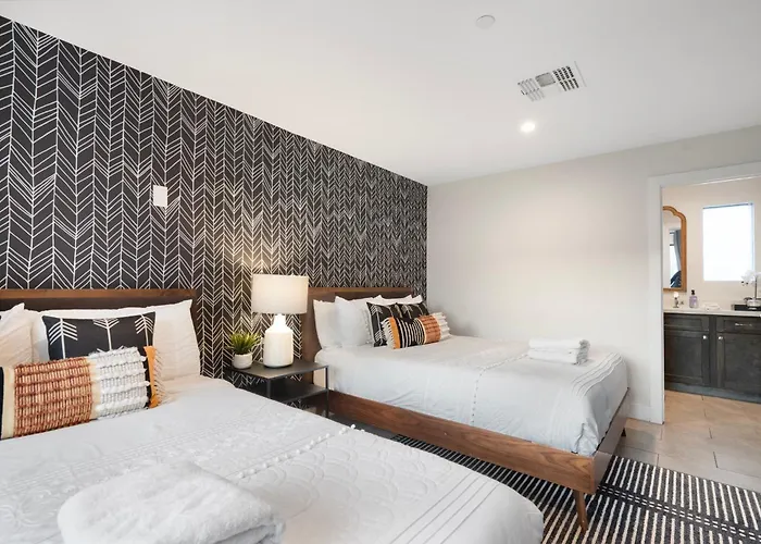 Closest Walk To Old Town, Entertainment District Holiday home
