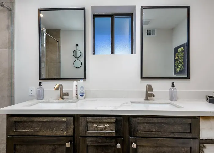 Closest Walk To Old Town, Entertainment District Holiday home