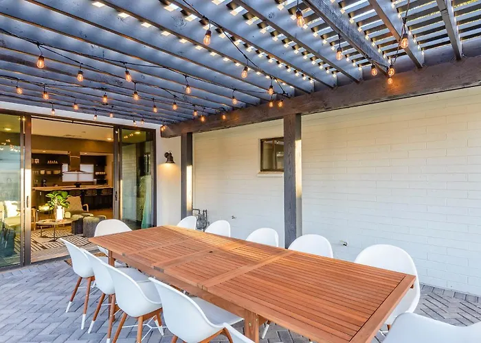 Closest Walk To Old Town, Entertainment District Holiday home