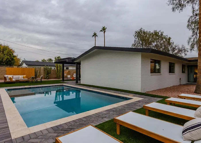 Holiday home Closest Walk To Old Town, Entertainment District *
