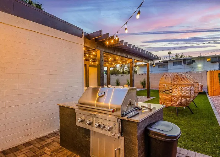 Closest Walk To Old Town, Entertainment District Holiday home